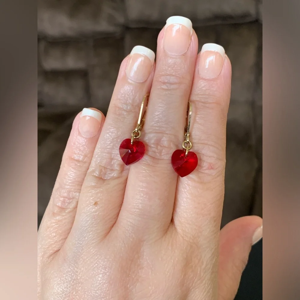 Set of two heart-shaped lever back earrings red and pink crystal